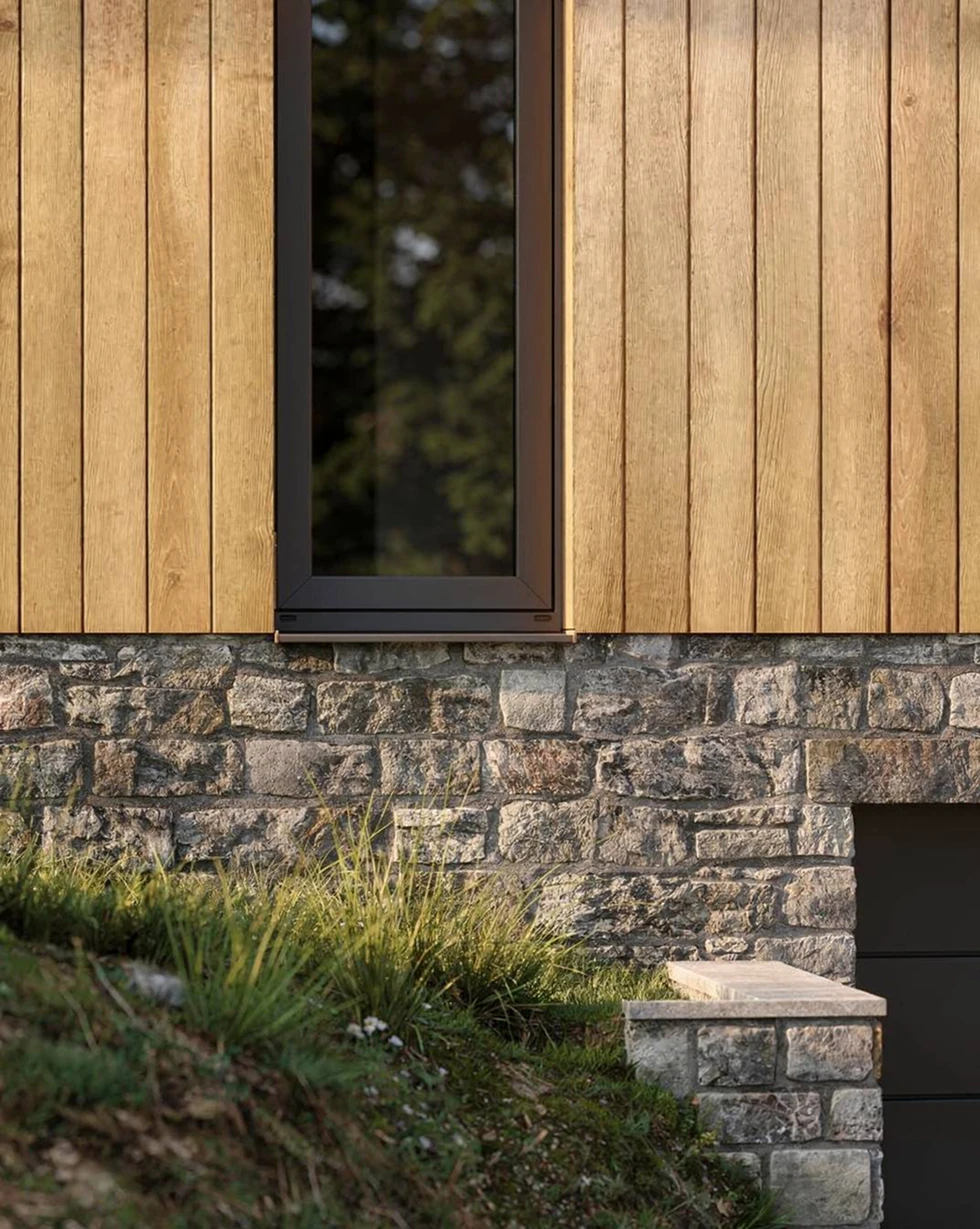 Zbliżenie na detal elewacji domu na stoku